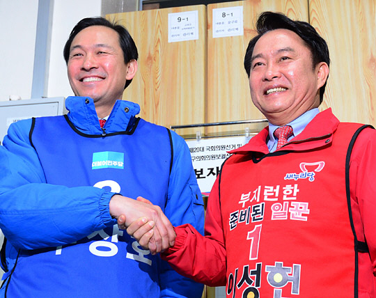 20대 국회의원선거 후보자 등록이 시작된 24일 오전 서울 서대문구선거관리위원회에서 서대문갑 지역에 출마한 이성헌(오른쪽) 새누리당 후보와 우상호 더불어민주당 후보가 선전을 다짐하는 악수를 하고 있다.
