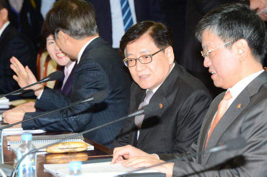 24일 오전 서울 종로구 세종대로 정부서울청사에서 열린 국가정책조정회의에 참석한 정진엽(오른쪽 두 번째) 보건복지부 장관이 회의자료를 준비하고 있다. 신창섭 기자 bluesky@