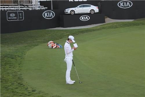 박성현이 기아 클래식 2라운드 도중 야디지북을 보고 있다.
