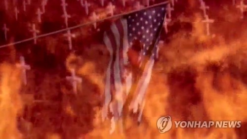 (서울=연합뉴스) 북한의 대외 선전용 매체 조선의 오늘은 26일 홈페이지에 올린 ‘마지막 기회’라는 제목의 4분 11초짜리 동영상을 통해 잠수함발사탄도미사일(SLBM)로 미국의 워싱턴DC를 공격하는 동영상을 공개했다. 사진은 미사일공격으로 링컨기념관 주변 건물에 걸린 성조기가 불타는 장면.