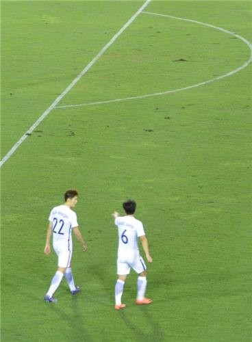 (방콕=연합뉴스) 축구대표팀 고명진(왼쪽)과 박주호가 27일 태국 방콕 수파찰라사이 구장에서 열린 태국과 친선경기에서 구멍이 여기저기 파인 그라운드를 걷고 있다.