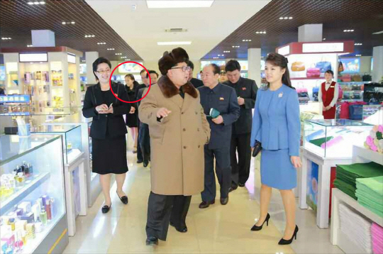 김정은(앞줄 가운데) 북한 국방위원회 제1위원장이 부인 리설주(오른쪽), 여동생 김여정(붉은 원) 등 가족과 최룡해 노동당 비서를 비롯한 당 핵심인사들을 대동하고 민생 행보에 나섰다고 노동신문이 28일 보도했다. 김여정 당부부장이 뒤쪽에서 진열대를 둘러보고 있다.  연합뉴스