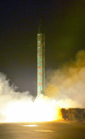 김정은 북한 국방위원회 제1위원장이 인민군 전략군의 탄도로켓 발사 훈련을 참관하고 핵탄두의 위력 판정을 위한 핵폭발 시험을 지시했다면서 노동신문이 지난 11일 전한 탄도미사일 발사 모습. 연합뉴스