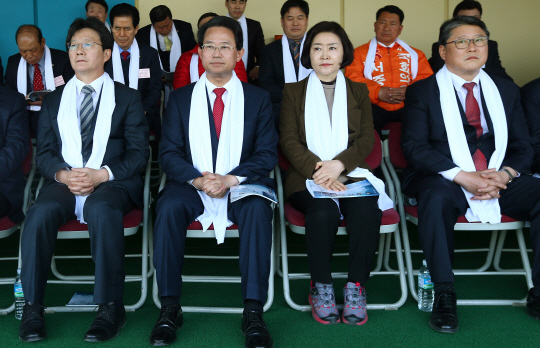 27일 대구시민운동장에서 열린 부활절 연합예배에 참석한 대구 지역 새누리당 후보와 새누리당 탈당 무소속 후보들이 어색한 표정으로 나란히 앉아 있다. 왼쪽부터 무소속 유승민(대구 동을)·유성걸(〃동갑)·권은희(〃북갑) 의원, 새누리당 조원진(〃달서병) 의원. 연합뉴스