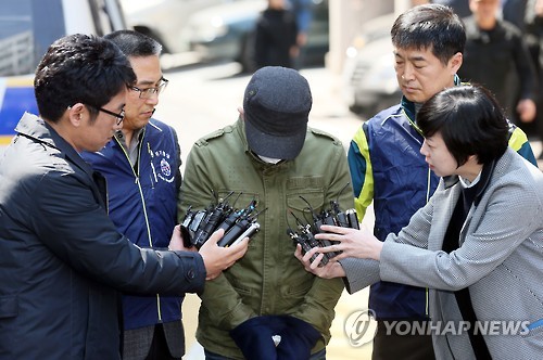 (인천=연합뉴스) 전 여자친구의 남자 친구를 붙잡고 인질극을 벌이다가 경찰에 체포된 A(24)씨가 25일 오후 인천시 남동구 전 여자친구의 집에서 나와 경찰차량에 탑승하기 전 취재진의 질문을 받고 있다.