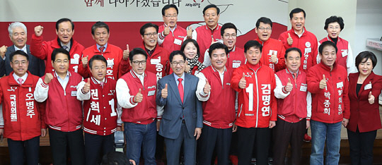 29일 경기 수원시 장안구 새누리당 경기도당에서 열린 ‘제20대 국회의원선거 경기도당 선거대책위 발대식’에서 원유철(앞줄 오른쪽 다섯번째) 공동선대위원장과 경기도 지역 후보들이 선전을 다짐하는 구호를 외치고 있다.  연합뉴스