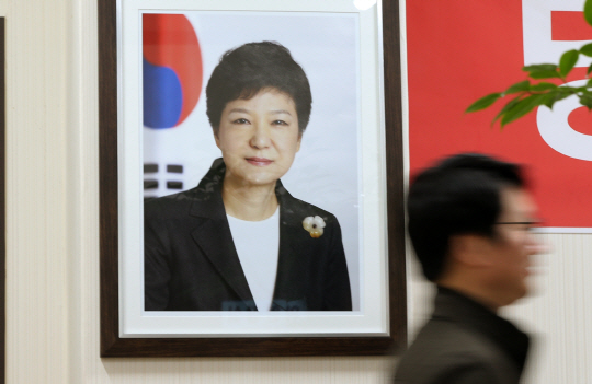 29일 대구 동구을 유승민 무소속 의원 지역구 사무실에 박근혜 대통령의 사진 액자가 걸려 있다.  연합뉴스
