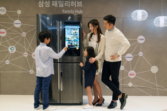 30일 오전 서울 서초구 서초동 삼성전자 서초사옥에서 열린 삼성전자 ‘패밀리 허브’ 냉장고 국내 출시 미디어데이 행사에서 모델들이 냉장실 도어에 설치된 앞면 터치스크린을 시연하고 있다.  삼성전자 제공