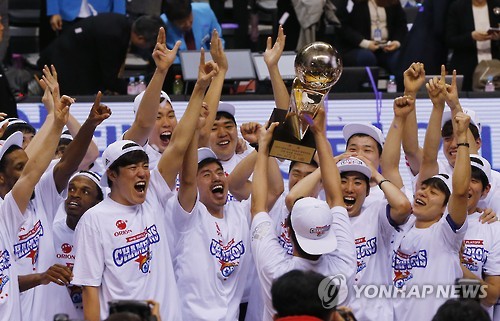 (고양=연합뉴스) 29일 고양실내체육관에서 열린 2015-2016 프로농구 챔피언 결정전 6차전에서 전주 KCC를 120-86으로 누르고 우승을 차지한 고양 오리온 선수들이 트로피를 들고 환호하고 있다.