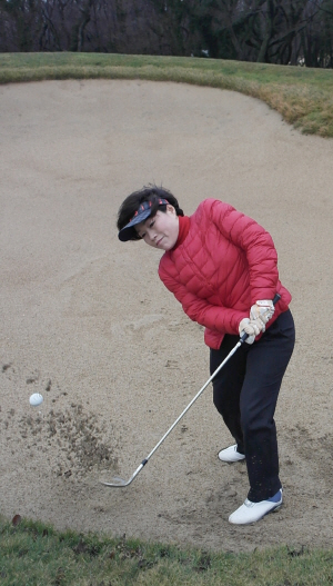 이숙자 성일레미콘㈜  대표가 제주 블랙스톤 남코스 9번 홀 그린 주변 벙커에서 벙커샷을 하고 있다.