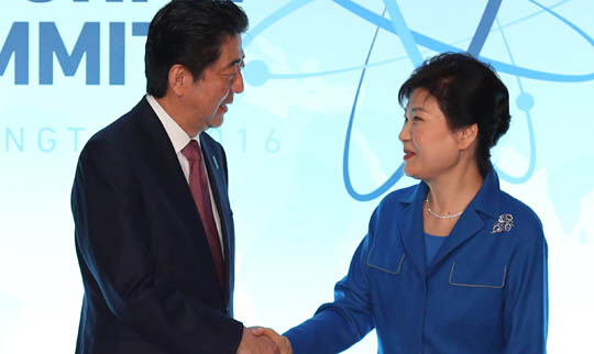 박근혜 대통령이 31일 오후(한국시간 1일 오전) 미국 워싱턴 컨벤션센터에서 열린 한·일 정상회담에서 아베 신조 일본 총리와 만나 악수하고 있다. 박 대통령 취임 이후 2번째 회담이다. 연합뉴스