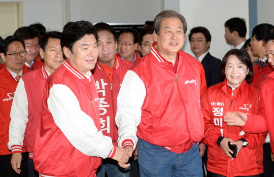 1일 오전 경기 수원시 장안구 경기도당에서 열린 새누리당 중앙선대위 현장 대책회의에 참석하기 위해 김무성(가운데) 대표가 원유철 원내대표의 손을 잡고 회의실로 들어서고 있다. 김선규 기자 ufokim@