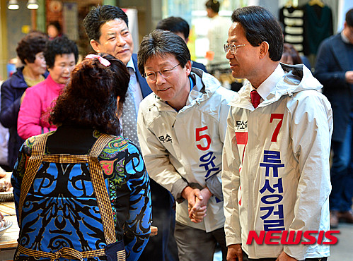 【대구=뉴시스】무소속 연대를 이룬 유승민(가운데, 대구 동을) 후보와 류성걸(대구 동갑) 후보가 1일 오후 대구 동구 동서시장을 방문해 상인들에게 지지를 호소하고 있다.