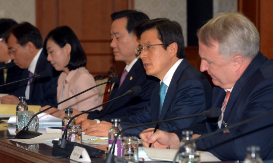 황교안(오른쪽 두 번째) 국무총리가 4일 오전 세종로 정부서울청사에서 열린 외국인정책위원회 회의에서 모두발언을 하고 있다.