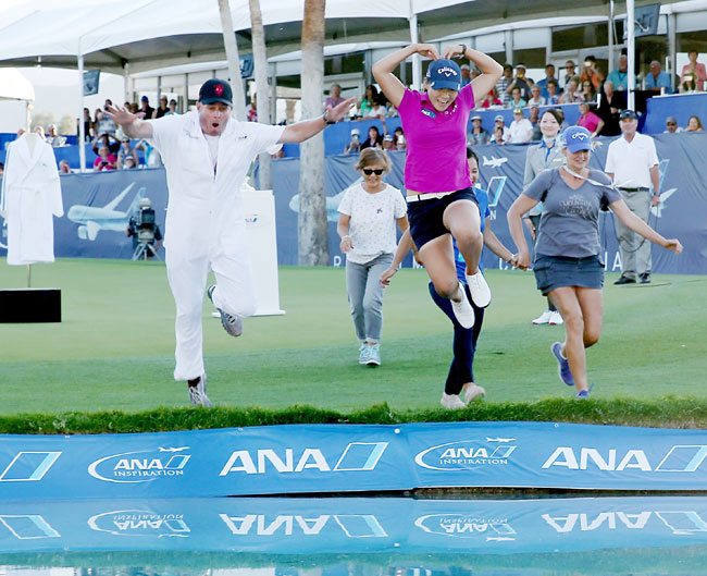 뉴질랜드 교포 리디아 고(19)가 4일 오전(한국시간) 미국 캘리포니아주 랜초미라지의 미션힐스 골프장 다이나쇼 코스에서 열린 LPGA투어 ANA 인스피레이션에서 우승한 뒤 머리위로 하트를 그리며 18번 홀 옆 연못에 캐디 제이슨 해밀턴(왼쪽)과 함께 뛰어들고 있다.