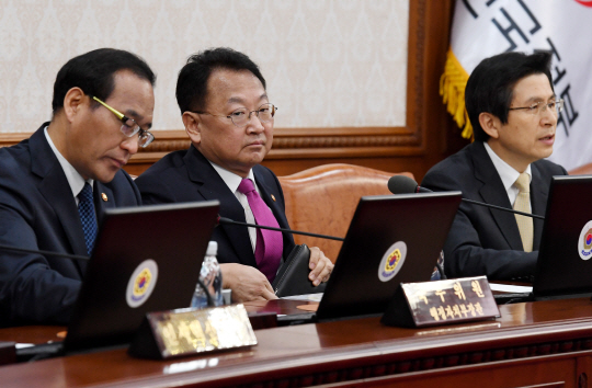 5일 서울 종로구 정부서울청사에서 열린 국무회의에 참석한 유일호(가운데) 부총리 겸 기획재정부 장관이 심각한 표정으로 생각에 잠겨있다.