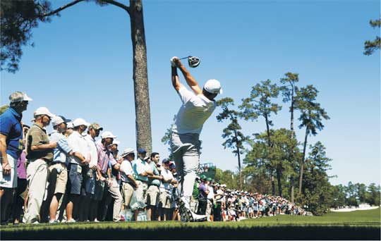 제이슨 데이(호주)가 5일(한국시간) 미국 조지아주 오거스타의 오거스타 내셔널 골프클럽에서 열린 마스터스 연습라운드 18번 홀에서 힘차게 티 샷을 날리고 있다.
