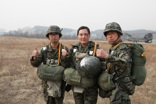 왼쪽부터 남편 박현이 중사, 채소령 중사, 아버지 채한병 원사.  특수전사령부 제공