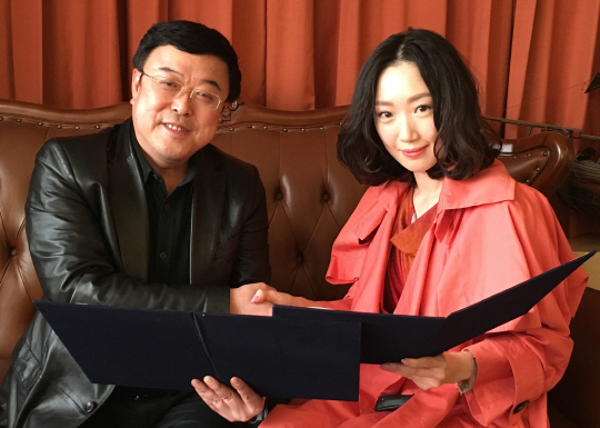우이(왼쪽) 티엔이 회장과 은오 감독이 지난 3월 18일 중국 베이징 티엔이 본사에서 영화 ‘가위’ 투자 계약서에 서명한 후 포즈를 취하고 있다.