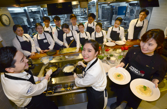 <믿음을 주는 기업으로, 신뢰경영>106개大 요리전공 학생들에 실습교육 … 수료뒤 ‘전원채용’