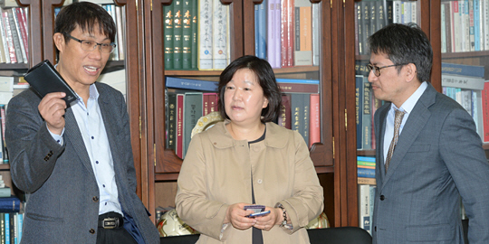 이삼식(왼쪽부터) 한국보건사회연구원 저출산고령화대책기획단장, 홍승아 한국여성정책연구원 가족·평등사회연구실장, 하지현 건국대 의학전문대학원 정신건강의학과 교수가 지난 1일 문화일보 접견실에서 1인 가구 급증 현상에 대해 토론하고 있다. 김선규 기자 ufokim@