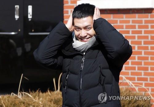 가수겸 연기자 이승기가 지난 2월1일 충남 논산 육군훈련소에 현역으로 입대했다. 이승기가 훈련소 앞에서 잠시 팬들을 만나 인사를 나누는 모습.