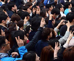 10일 서울 마포구 홍대입구에서 문재인 전 더불어민주당 대표가 마포을에 출마한 손혜원 후보의 지지를 호소하자 유권자들이 손가락으로 기호 2를 만들어 지지를 표시하고 있다. 뉴시스