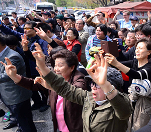 10일 서울 성동구 옥수역 근처에서 4·13 총선 중·성동을에 출마한 정호준 국민의당 후보의 유세를 지켜보던 시민들이 양팔을 들어 지지의사를 밝히고 있다. 뉴시스