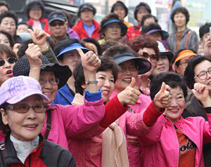 10일 서울 광진구 자양사거리에서 시민들이 4·13총선 광진을에 출마한 정준길 새누리당 후보 선거원들의 율동을 지켜보며 기호 1을 상징하는 엄지손가락을 들어 보이고 있다. 연합뉴스