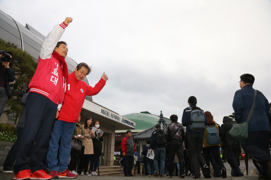새누리당 김무성(왼쪽 두 번째) 대표와 울산 동구에 출마한 안효대(왼쪽) 후보가 11일 오전 현대중공업 정문 앞에서 출근길 현대중공업 직원들에게 지지를 호소하고 있다. 연합뉴스