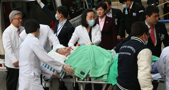 중국에 거주하는 유일한 한국 국적 위안부 피해자인 하상숙 할머니가 10일 인천공항을 통해 귀국한 뒤 치료 받기 위해 간이침대에 누운 채 서울 동작구 중앙대병원에 들어서고 있다.  연합뉴스