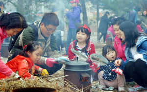 지난 9일 경기 연천군 왕징면 나룻배마을에서 농협중앙회와 서울시 주최로 열린 ‘도시가족 주말농부 프로그램’ 참가 가족들이 가마솥 밥 짓기 체험을 즐기고 있다.  김낙중 기자 sanjoong@