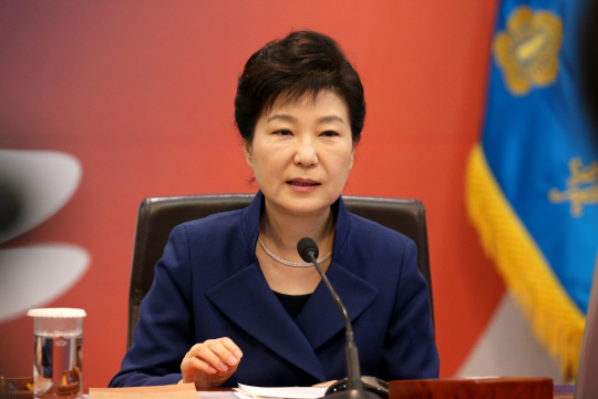 박근혜 대통령이 12일 오전 청와대에서 국무회의를 주재하며 모두발언을 통해 4·13 총선 투표 참여를 당부하고 있다. 박 대통령은 “관계 부처는 20대 국회의원 총선거가 공정한 선거가 될 수 있도록 마지막까지  선거 관리에 최선을 다해주시기 바란다”고 말했다.  연합뉴스