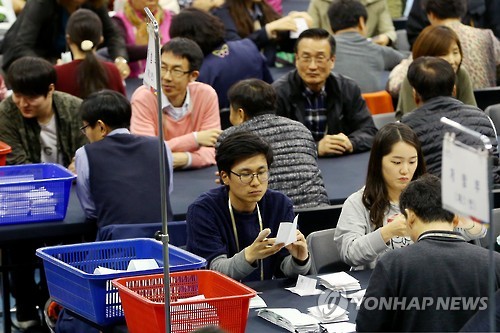 (서울=연합뉴스) 제20대 국회의원 총선거가 치러진 13일 오후 서울 송파구 올림픽공원 체조경기장에 마련된 송파구 개표소에서 관계자들이 개표하고 있다.