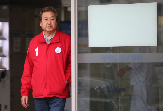 4·13 총선에서 참패한 새누리당의 김무성 대표가 14일 오전 과로로 입원했던 서울 여의도성모병원에서 초췌한 표정으로 퇴원하고 있다. 연합뉴스