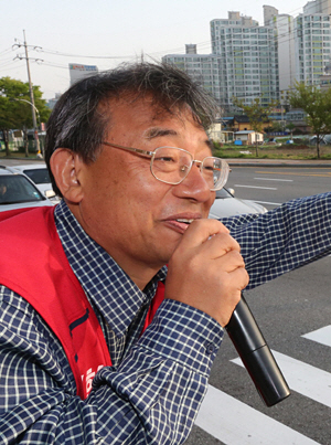 전남 순천에서 당선된 이정현 새누리당 의원이 14일 오전 유세 차량에서 마이크를 잡고 당선 인사를 하고 있다.  연합뉴스