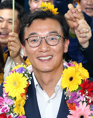 부산 북·강서갑에서 당선된 전재수 더불어민주당 후보가 13일 자신의 사무실에서 지지자들의 축하 인사를 받고 있다.  연합뉴스