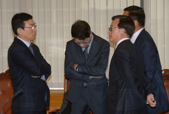 14일 오전 서울 중구 명동 은행회관에서 열린 최상목 기획재정부 1차관과 경제단체 간담회에서 이승철(왼쪽) 전국경제인연합회 부회장 등 경제단체 부회장들이 심각한 표정으로 이야기를 나누고 있다.