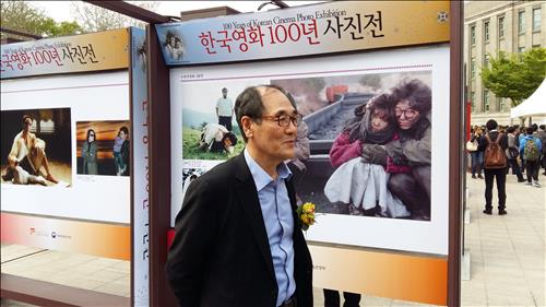 (서울=연합뉴스) 배창호 감독은 18일 서울광장에서 한국영상자료원이 주최한 ‘한국영화 100년 사진전’에 참석해 연합뉴스에 “당시 지하철 선로에 추락한 것이 아니라 투신한 것이 맞다”고 말했다.