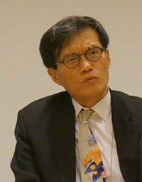 이창용 국제통화기금(IMF) 아시아·태평양 담당 국장이 14일 미국 워싱턴DC IMF 집무실에서 기자들과 인터뷰하고 있다.   IMF·WB 춘계회의 취재기자단 제공