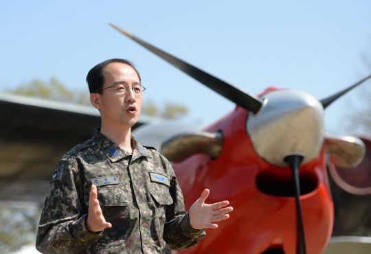 일본 방위대에서 석·박사 과정 졸업생 최고상인 야마자키 상을 최초로 2회 연속 수상한 김진웅 공군 소령이 18일 서울 용산구 전쟁기념관에서 훈련기를 뒤로한 채 수상 소감을 이야기하고 있다.   김선규 기자 ufokim@