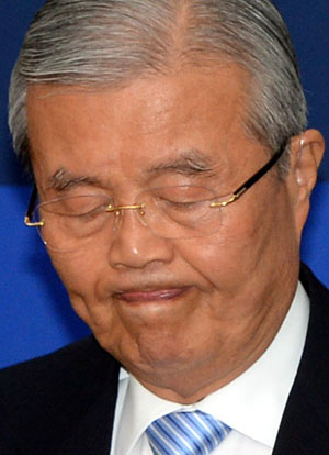 김종인 더불어민주당 비상대책위원회 대표가 20일 오전 국회에서 열린 비대위 회의에서 심각한 표정을 짓고 있다.