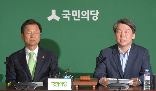 국민의당 안철수(오른쪽) 공동대표가 20일 오전 서울 마포구 당사에서 열린 최고위원회의에서 모두발언을 하고 있는 가운데 이명박·박근혜정부 대상 청문회 개최 등을 주장했다가 당 안팎의 거센 비판을 받은 천정배 공동대표가 굳은 표정을 짓고 있다.