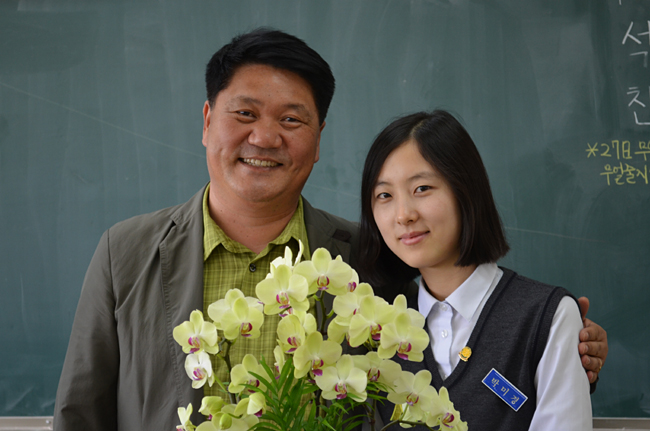 지난 2014년 5월 15일 김병기 교사와 박미경 양이 충북 증평군 형석고 교실에서 스승의 날을 맞아 기념 촬영을 하고 있다.   김병기 교사 제공