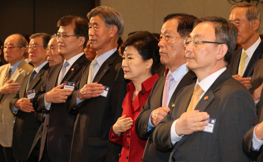 박근혜 대통령이 21일 오전 서울 성북구 한국과학기술연구원(KIST)에서 열린 제49회 과학의 날·제61회 정보통신의 날 기념식에 참석해 국기에 대한 경례를 하고 있다.▶관련기사 9·29면  연합뉴스