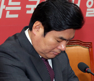 원유철 새누리당 원내대표가 20일 국회 원내대표실에서 비상대책위원장 선임 등을 둘러싼 당내 현안에 대해 고민하는 듯 고개를 숙인 채 심각한 표정을 짓고 있다.  연합뉴스