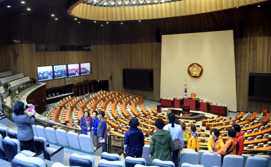 19대 국회 마지막 임시국회가 열린 21일 오전 국회 관광객들이 본회의장을 배경으로 방청석에서 기념사진을 찍고 있다.