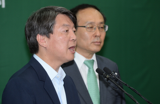 안철수(왼쪽) 국민의당 공동대표가 21일 오전 서울 마포구 당사에서 과학의 날 특별 브리핑을 하고 있다.