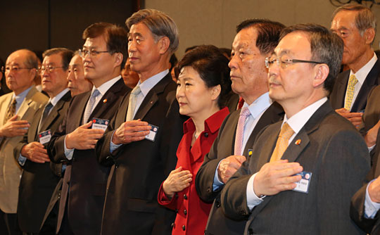 박근혜 대통령이 21일 오전 서울 성북구 한국과학기술연구원(KIST)에서 열린 제49회 과학의 날·제61회 정보통신의 날 기념식에 참석해 국기에 대한 경례를 하고 있다. 연합뉴스