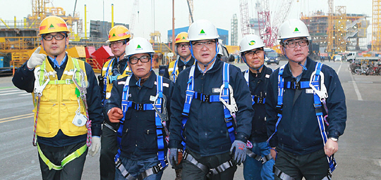지난 1월 5일 울산 동구 현대중공업에서 권오갑(앞줄 오른쪽 두 번째) 사장과 백형록(〃세 번째) 노조위원장이 함께 해양플랜트 제작 현장을 둘러보고 있다. 정부가 조선업을 특별고용지원 업종으로 지정하는 데 노사의 고통 분담과 자구 노력이 최대 관건이 되고 있다.  문화일보 자료사진